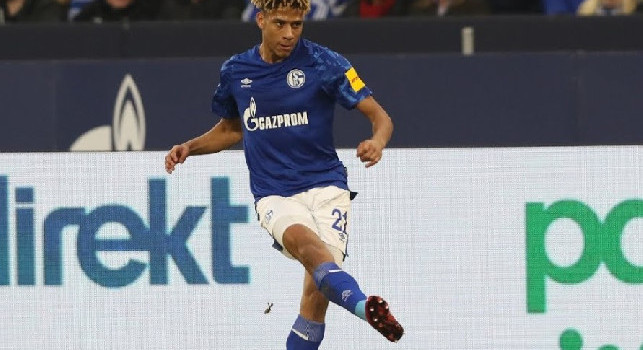 Crisi Ucraina, pugno duro dello Schalke 04: rimosso dalla maglia il logo di Gazprom, main sponsor del club