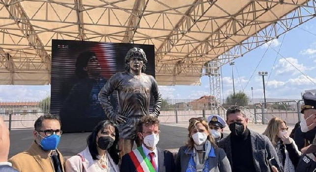 Acerra, inaugurata una statua in onore di Maradona: presente anche Bruscolotti | FOTO