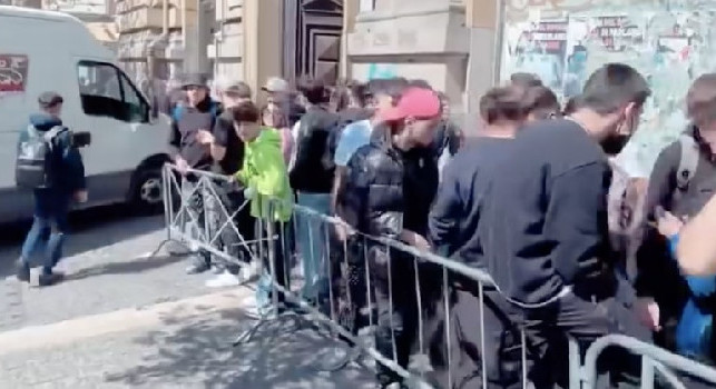 Inaugurazione Healthy Color, già lunghe file all'esterno del nuovo ristorante di Petagna a Napoli | VIDEO