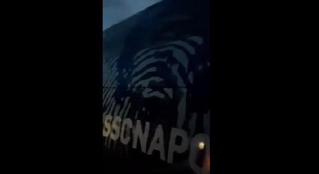 Due tifosi trovano il pullman del Napoli di ritorno da Empoli, scatta la contestazione! |VIDEO