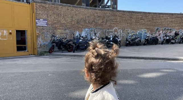 La mia tifosa Azzurra. Di Lorenzo mostra sua figlia all'esterno del Maradona | FOTO