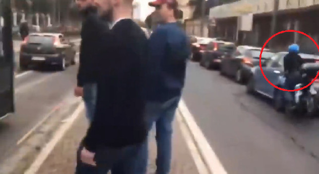 Roma-Leicester, tifoso insulta gli inglesi scortati ma per lui finisce malissimo | VIDEO