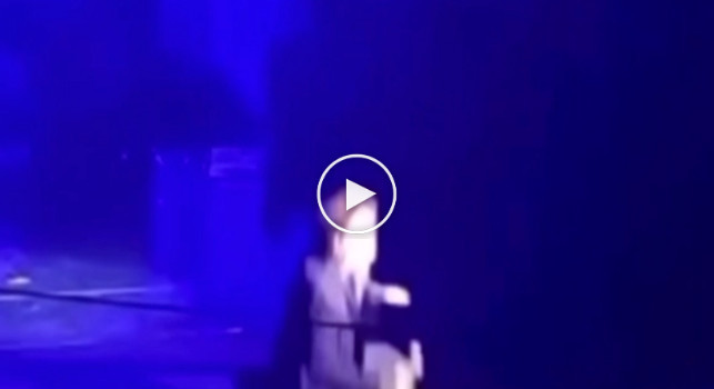 Massimo Ranieri giù dal palco, spuntano le immagini della caduta | VIDEO