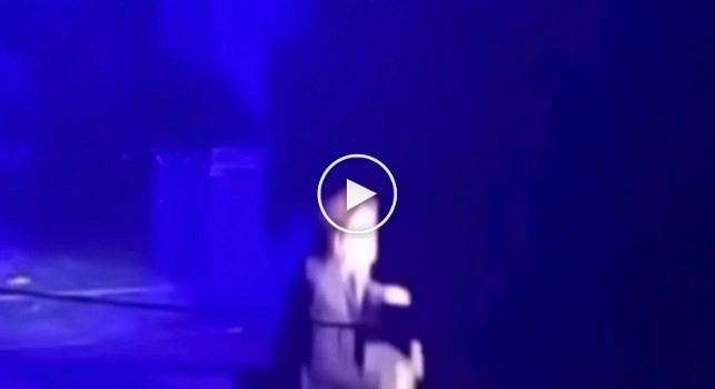 Massimo Ranieri gi&ugrave; dal palco, spuntano le immagini della caduta | VIDEO