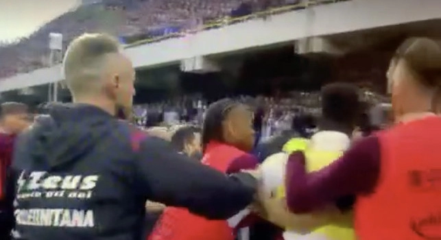 Salernitana-Cagliari, tensione alle stelle: Verdi segna e scoppia la rissa in panchina | VIDEO