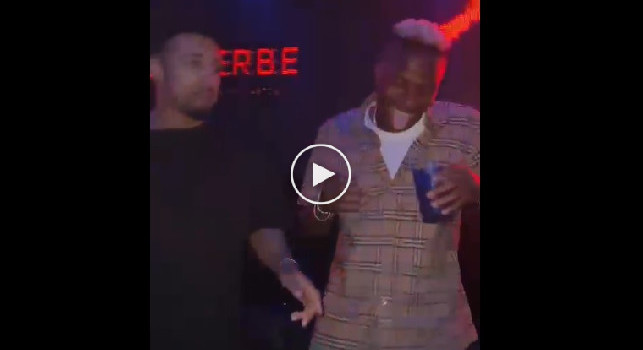 Osimhen in discoteca a Milano per festeggiare la vittoria contro il Torino | VIDEO