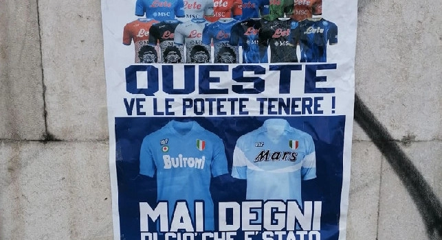 Mai degni di ciò che è stato il nostro passato. Volantino contro le maglie SSC Napoli 21-22 | FOTO