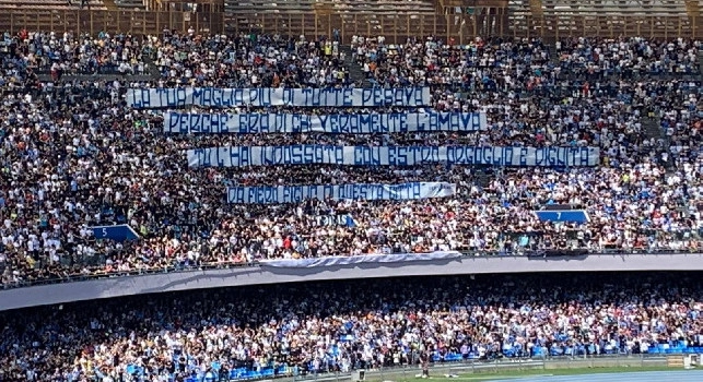 Incredibile al Maradona, contestazione ADL 'coperta' da presunti fischi! Provengono dagli altoparlanti? | VIDEO