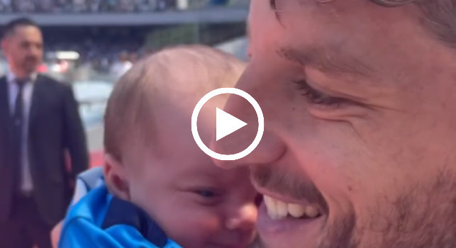 Mertens, Kat e il piccolo Ciro Romeo al Maradona: cori per il piccolo neonato | VIDEO