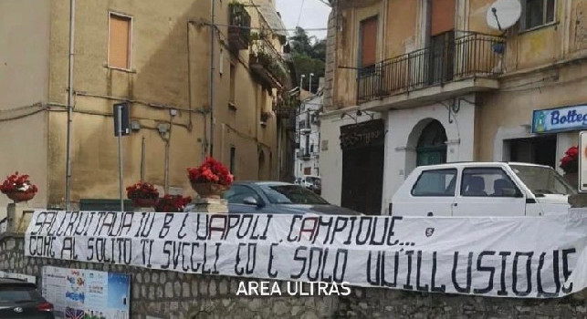 Salernitana, striscione contro i napoletani: Come al solito ti svegli ed è solo illusione | FOTO