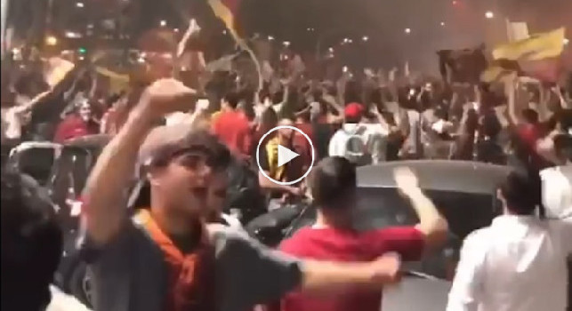 Vergogna tifosi Roma, coro shock contro Napoli durante festeggiamenti Conference | VIDEO