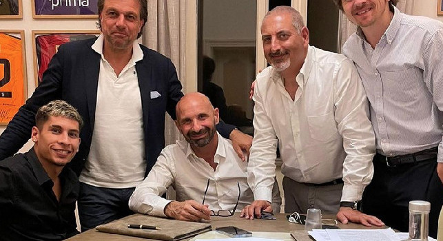 Napoli-Olivera, spuntano gli scatti della firma sul contratto: c'è anche Giuntoli | FOTOGALLERY