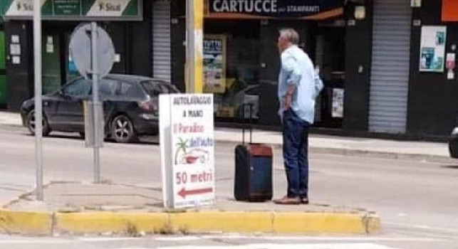 Zeman lascia Foggia: l'addio del tecnico mentre mentre aspetta il bus diventa virale! | FOTO