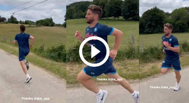 Dries Mertens si allena anche in vacanza... con la maglia del Napoli | VIDEO