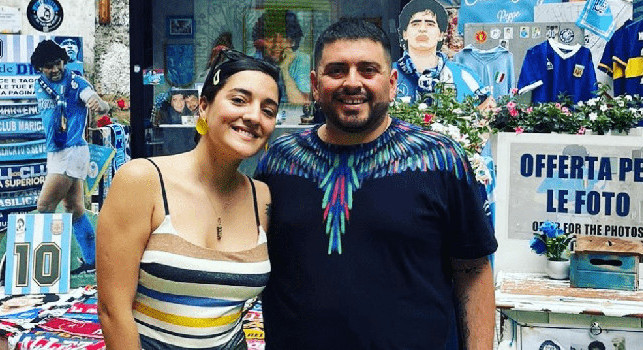 Maradona Junior e la sorella Jana in visita al murale dei Quartieri Spagnoli dedicato al padre | FOTO