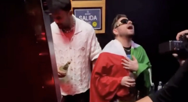 Petagna show a Barcellona: l'azzurro sul palco al concerto di Sfera Ebbasta | VIDEO