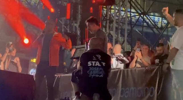 Joseph Capriati & Friends, Lavezzi sul palco: targa commemorativa e cori dei napoletani | VIDEO CN24