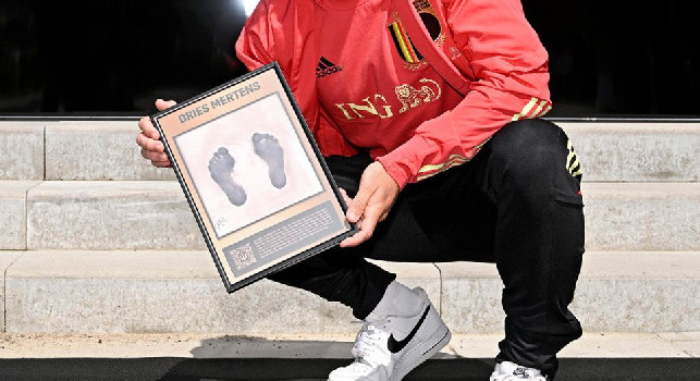 Mertens e il calco dei piedi per la Nazionale belga: eccolo sulla Walk of Fame | FOTO