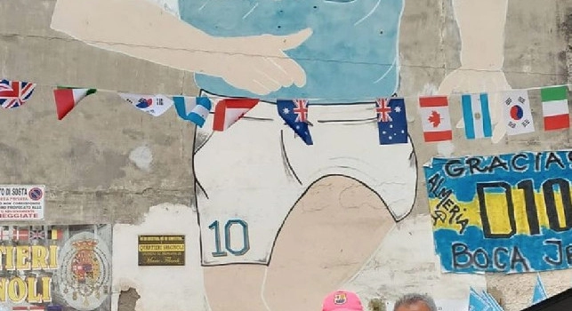 Bagni al murales di Maradona: Ho atteso tanto, si respira un'aria unica