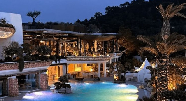Vacanza in una location da sogno e cena 'mediterranea' per Dries Mertens e Kat | FOTO