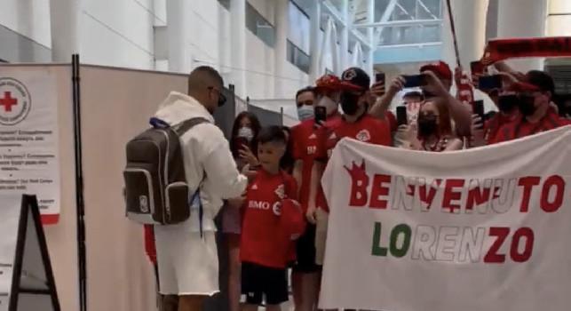Insigne è appena atterrato a Toronto: cori e sciarpe, selfie e autografi all'uscita dall'aeroporto! Ora evento a Little Italy | VIDEO