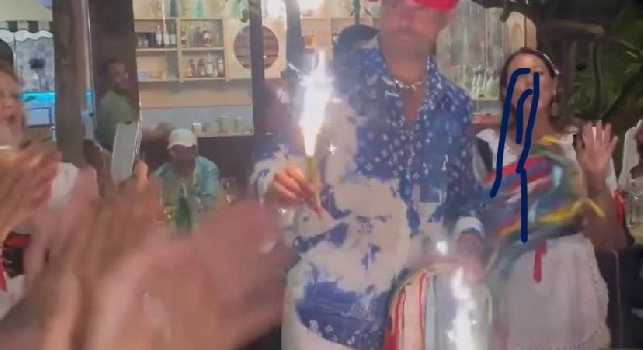 Buon compleanno a Petagna: l'attaccante ha festeggiato a Capri i suoi 27 anni | FOTO E VIDEO