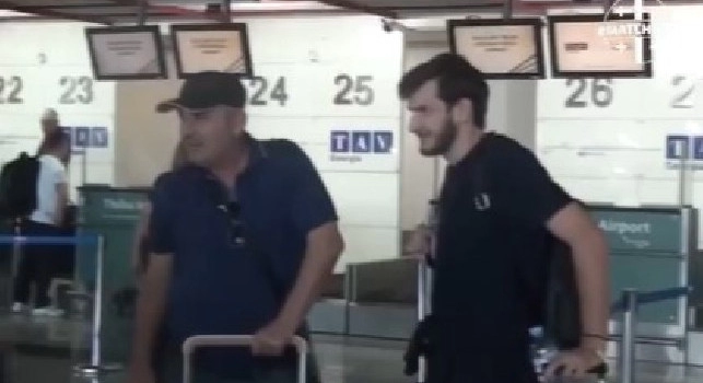 Kvaratskhelia in arrivo a Napoli: il nuovo acquisto ha salutato amici e parenti all'aeroporto di Tbilisi | VIDEO