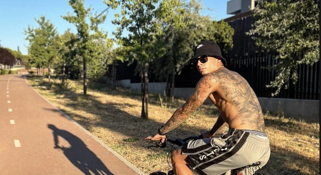 Mathias Olivera in bici, la SSC Napoli scherza: Quanti km hai fatto lì sopra? | FOTO