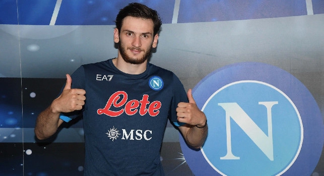 La prima foto di Kvaratskhelia in azzurro, la SSC Napoli: Benvenuto a casa Khvicha!