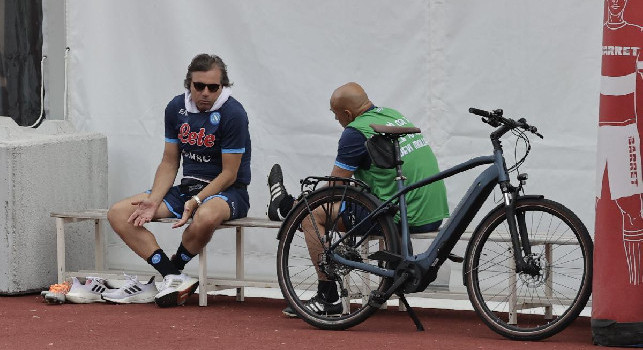 Lo stretching di Spalletti e la rovesciata di Kvara a calcio tennis! Giuntoli in bici e Edo De Laurentiis in campo: rivivi l'allenamento mattutino del Giorno 2 | FOTOGALLERY CN24