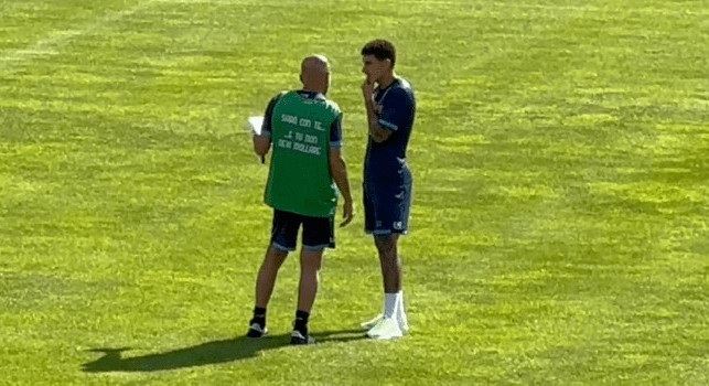 Lungo colloquio Spalletti-Di Lorenzo prima dell'allenamento | VIDEO CN24