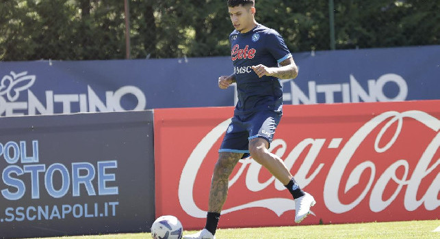 Mathias Olivera lavora a parte in campo: allenamento col pallone con Giuseppe Ambrosino