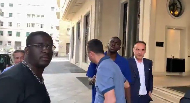 Koulibaly in partenza da Milano verso Londra per firmare con il Chelsea | VIDEO