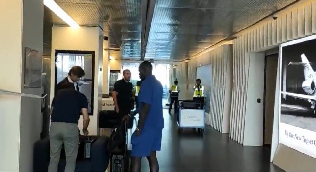 Koulibaly lascia Milano e vola a Londra per firmare col Chelsea: gli ultimi istanti a Linate prima di imbarcarsi | VIDEO
