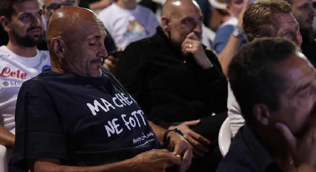 Ma che ce ne fotte!: il comico Bolide regala la sua maglietta a Spalletti che la indossa! | FOTO CN24