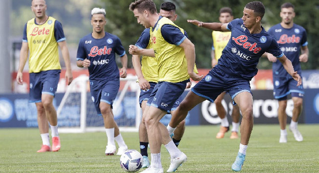 Tuttosport - Il Napoli potrebbe cedere Zielinski e Lozano! De Laurentiis vuole vendere, incassare e abbassare il monte ingaggi