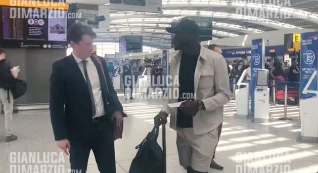 SKY - Koulibaly ha firmato con il Chelsea, l'ex Napoli &egrave; in partenza per raggiungere i compagni a Los Angeles