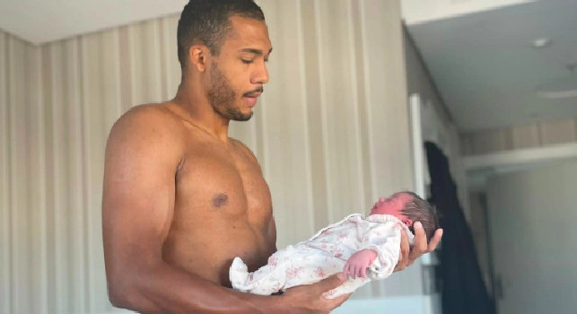 Juan Jesus 'saluta' la figlia Maya: Via le lacrime e le emozioni. Napoli chiama. E io rispondo!”