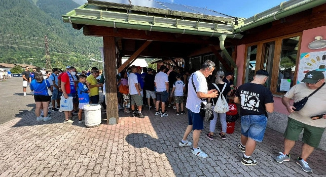 Dimaro, bagno di folla per il Napoli: tifosi in attesa all'ingresso di Carciato, &egrave; tutto pieno | FOTO