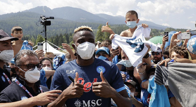 Victor Osimhen autografi tifosi Dimaro