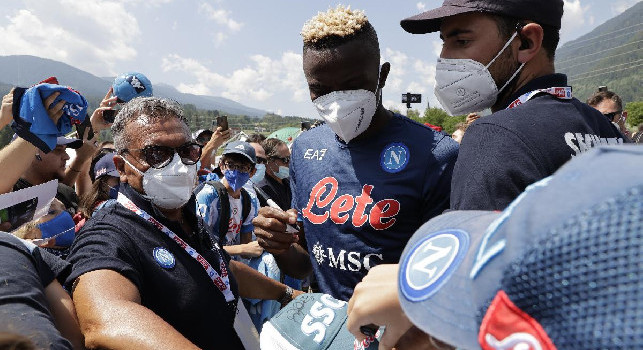 Osimhen autografi Dimaro tifosi