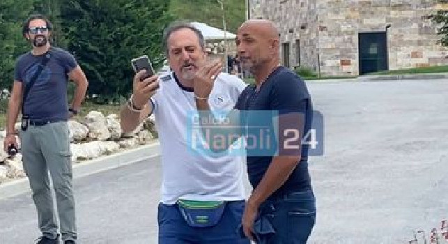 CN24 - Castel di Sangro, Spalletti arrivato in ritiro prima della squadra: selfie e siparietto con i tifosi | FOTO E VIDEO