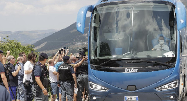 Ritiro Napoli a Castel di Sangro: 'Vincete per noi...', i tifosi accolgono il pullman. Spalletti il primo ad arrivare | DIRETTA VIDEO