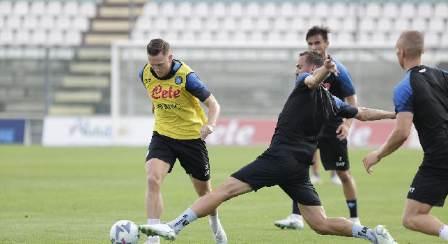 La pettorina di Spalletti, le nuove maglie d'allenamento e la magia di Osimhen in partitella: le immagini del primo allenamento | FOTOGALLERY CN24