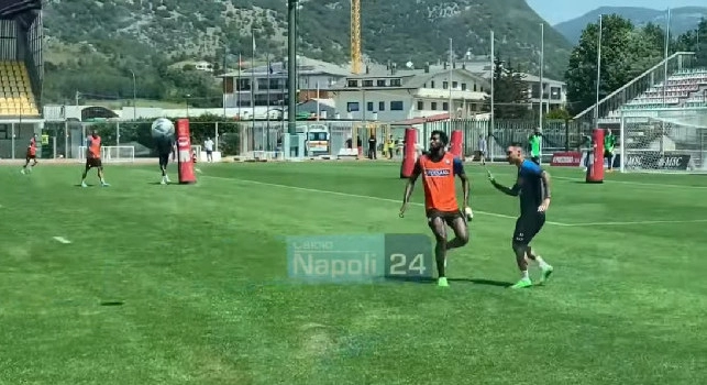 Lozano show, tifosi increduli per Anguissa: le immagini inedite dal ritiro del Napoli | VIDEO CN24