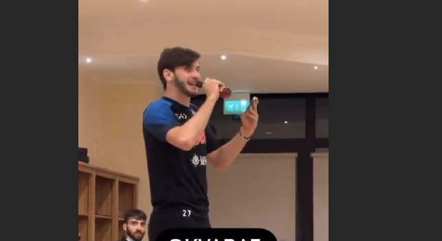 Ritiro a Castel di Sangro, esibizione per Kvaratskhelia che canta un tormentone del Maradona | VIDEO