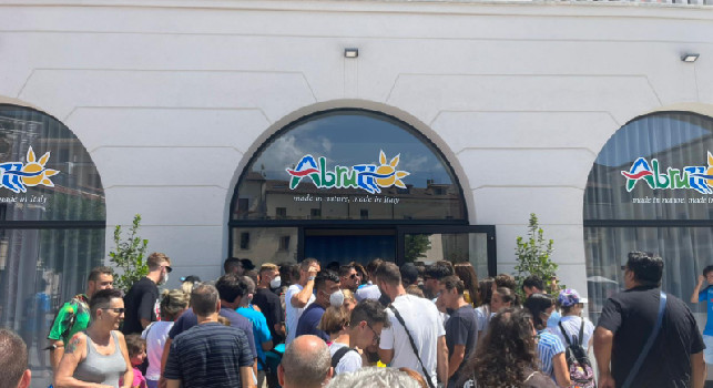 Sessione autografi Meret e Lobotka, flop clamoroso: tantissimi tifosi presenti, ma i calciatori vanno via subito! | VIDEO CN24