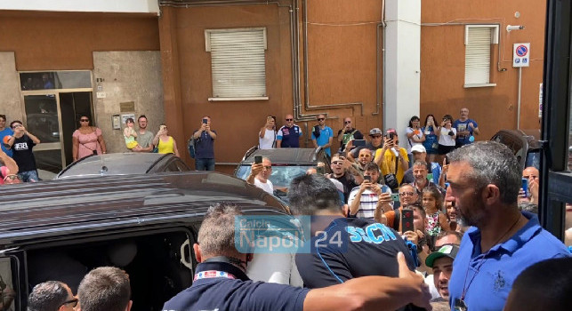 Kim Min-Jae si presenta, bolgia di tifosi lo attendono all'uscita: accoglienza da brividi e 'piccola polemica' | VIDEO CN24