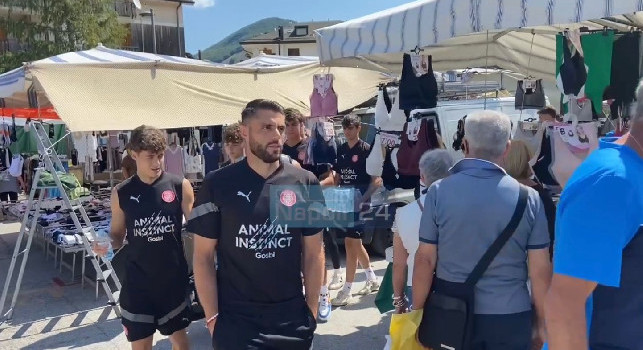 Napoli-Girona, immagini inedite: l'arrivo tra le bancarelle, siparietto David Lopez col tifoso | VIDEO CN24