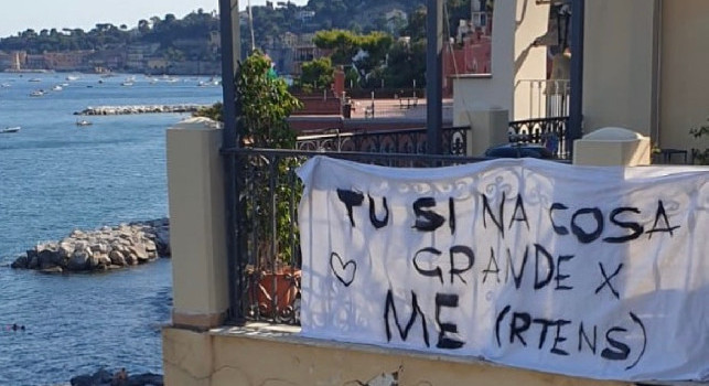 Arrivederci Mertens, spunta lo striscione a Palazzo Donn'Anna: Tu sì na cosa grande per me! | FOTO